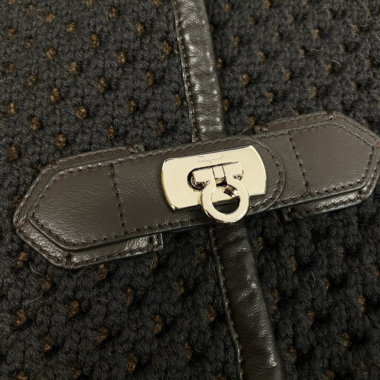 85b9 《美品》 Salvatore Ferragamo サルヴァトーレフェラガモ ニットポンチョ ケープコート ガンチーニターンロック レザーパイピング S ブラウンk02i