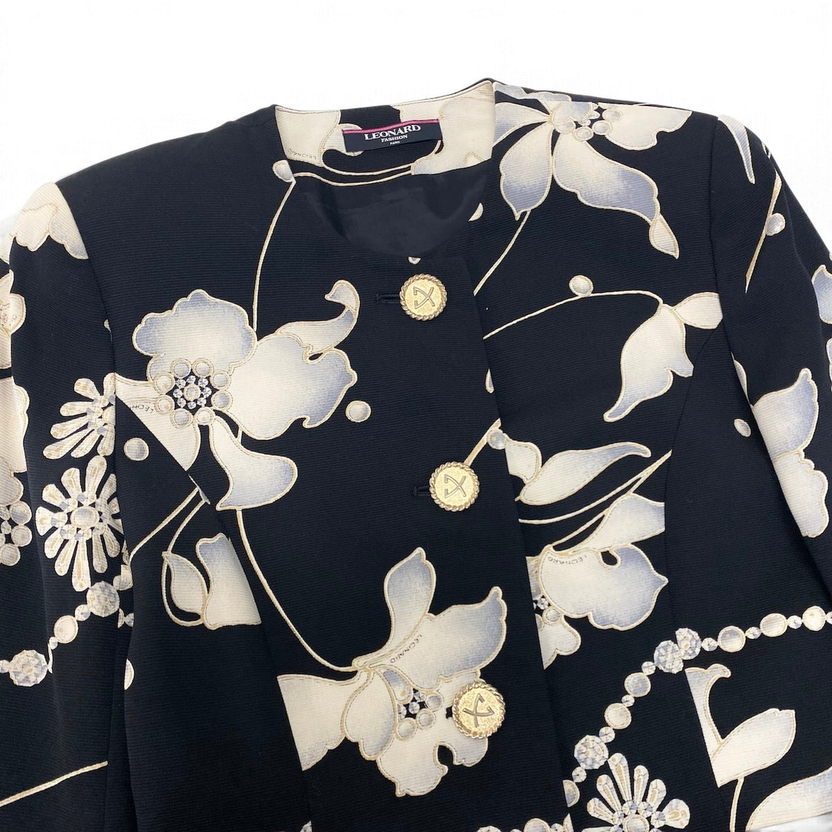 53i26 LEONARD レオナール ノーカラージャケット 花柄ジャケット 総柄 ジュエリーモチーフ 金ボタン 9AR ブラック ベージュ レディース 女性用u02t