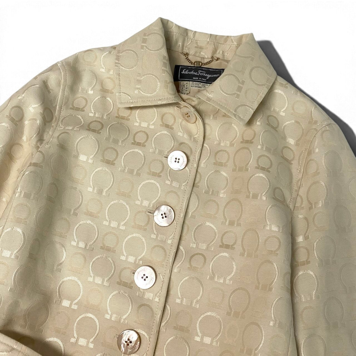 j29 【美品】Salvatore Ferragamo ステンカラーコート ベルト付き ガンチーニ アウター 42サイズ アイボリー レディース 女性用u02t