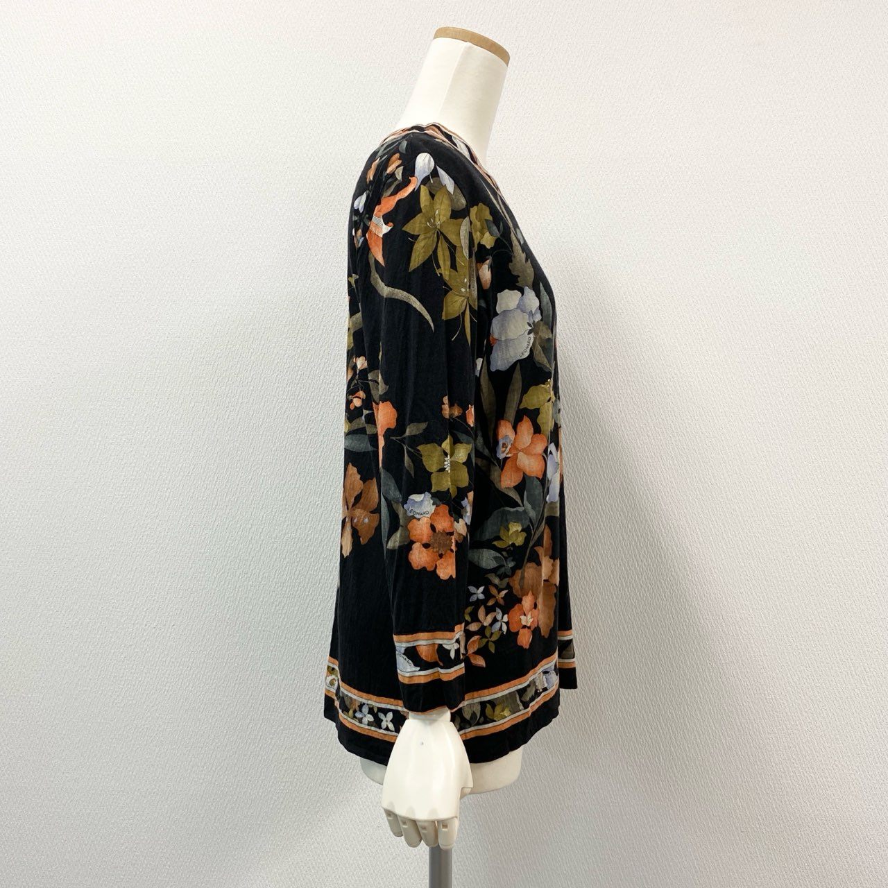 31i8 LEONARD レオナール ウール × シルク 長袖カットソー 0329103 L ブラック オレンジ 美しい花柄プリント バックジップ ブラウスt18r