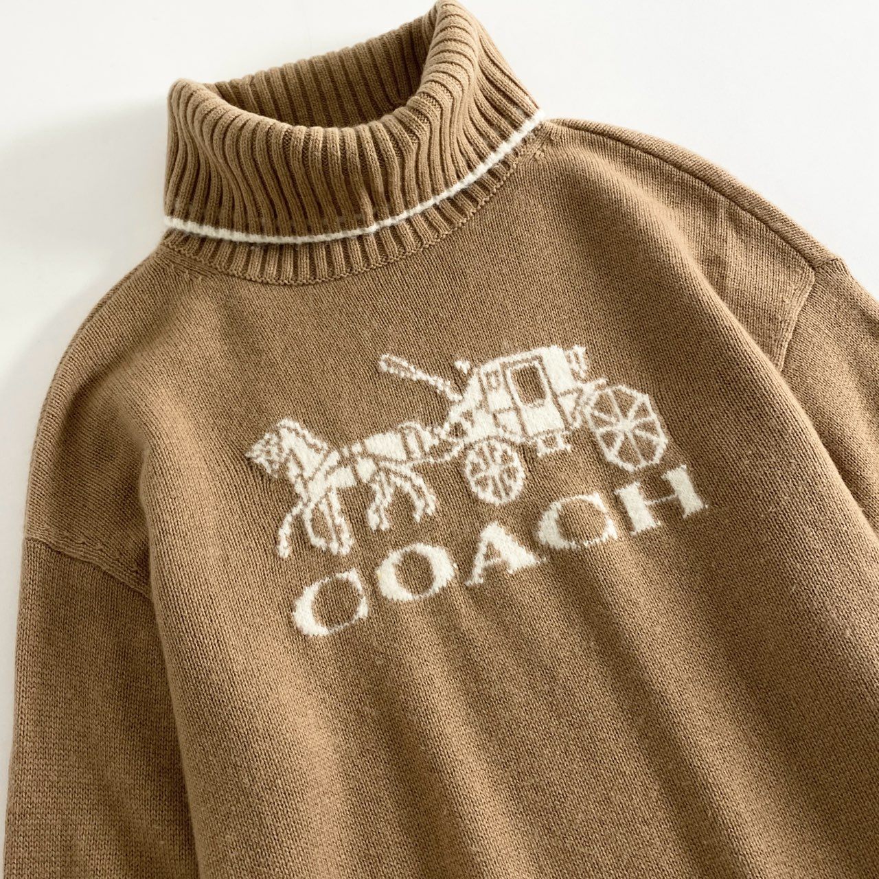 33h30 COACH コーチ フロントロゴ カシミヤ入り タートルネック ニットセーター サイズXS ベージュ レディース