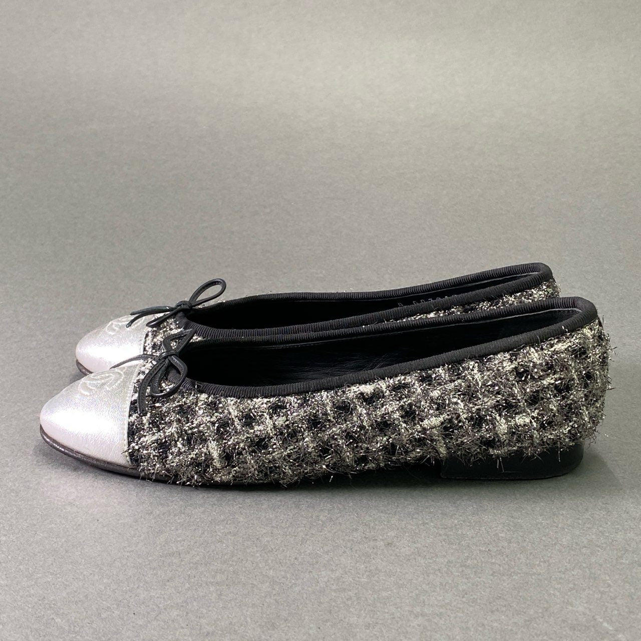 6f8 CHANEL シャネル ココマーク リボンバレエシューズ 36 1/2 シルバー ブラック ラメツイード フラット パンプス
