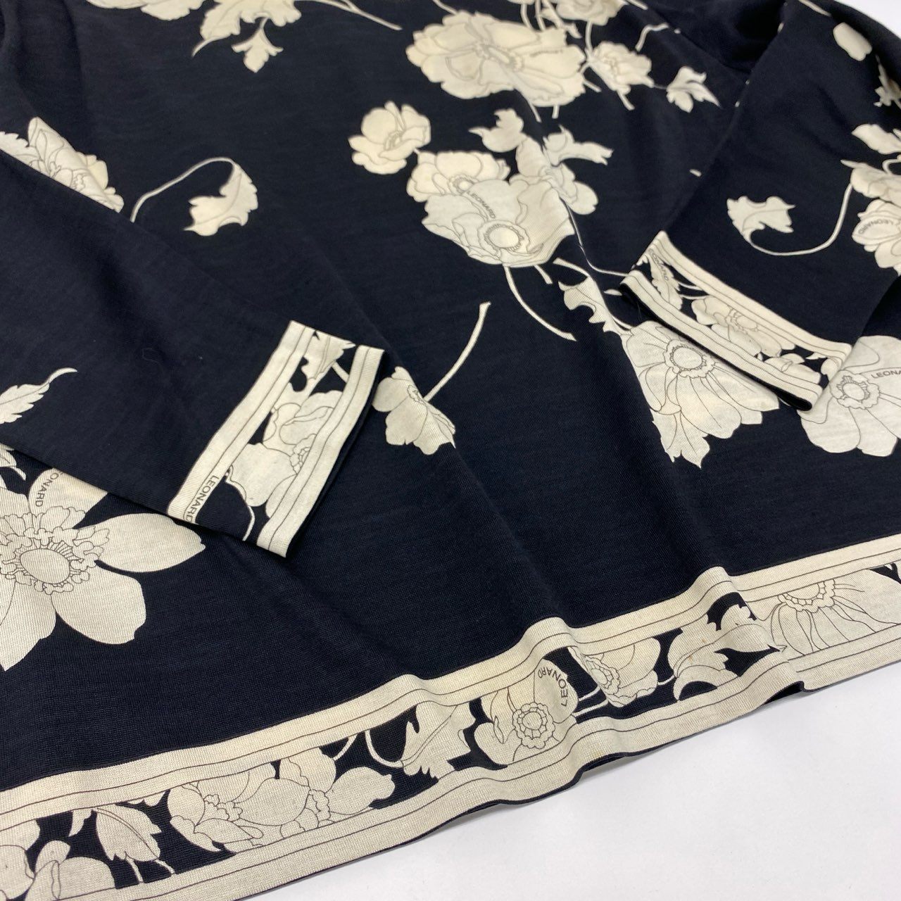 19k10 LEONARD レオナール 長袖カットソー クルーネック 花柄 0389991 Mサイズ ブラック アイボリー レディースu02t