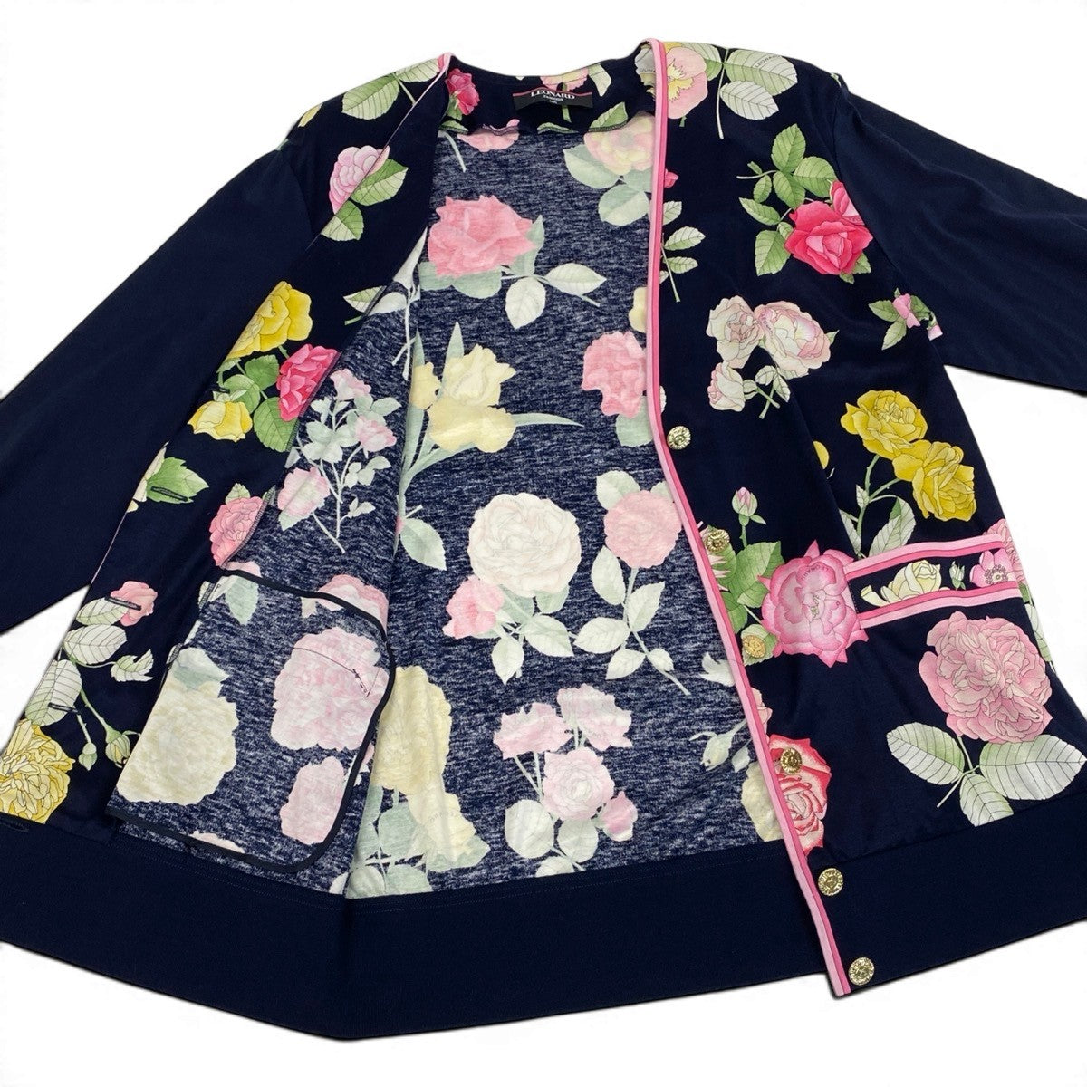 73f9 【美品】 LEONARD FASHION レオナール ノーカラー ロングジャケット カーディガン  美しい花柄プリント 金ボタン サイズM ネイビー コットン100％ レディース 女性服u02t