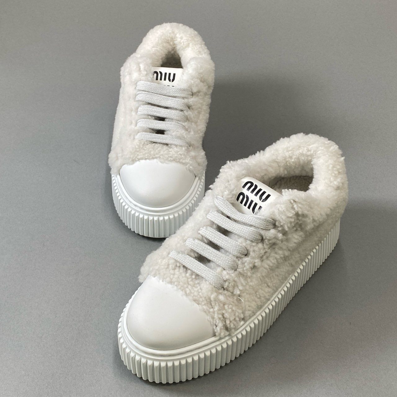 2i18 miu miu ミュウミュウ ロゴ入り ボア シアリング スニーカー レースアップ サイズ39 クリーム レディースk02i