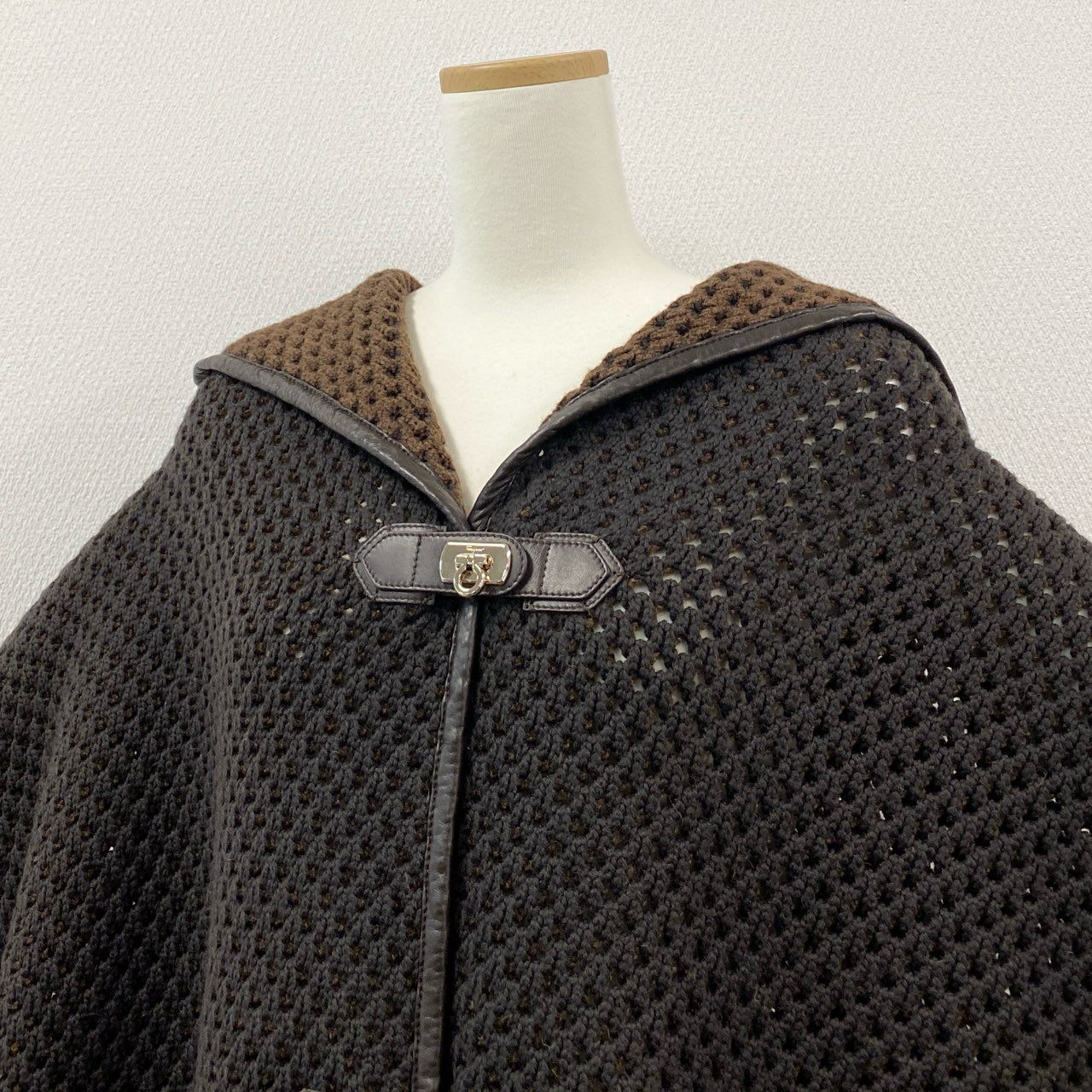 85b9 《美品》 Salvatore Ferragamo サルヴァトーレフェラガモ ニットポンチョ ケープコート ガンチーニターンロック レザーパイピング S ブラウンk02i
