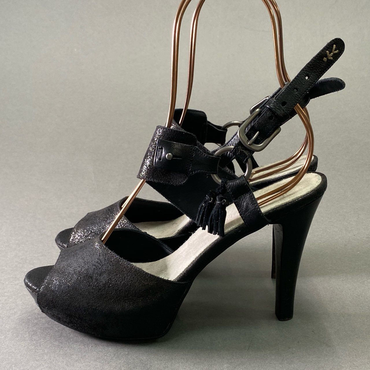 4d16 定価￥85.800 HENRY BEGUELIN ヘンリーべグリン SUEDE BAGBATO NERO スエード 濡れ加工 サンダル 37 1/2 ブラック レザー タッセル シューズ 夏
