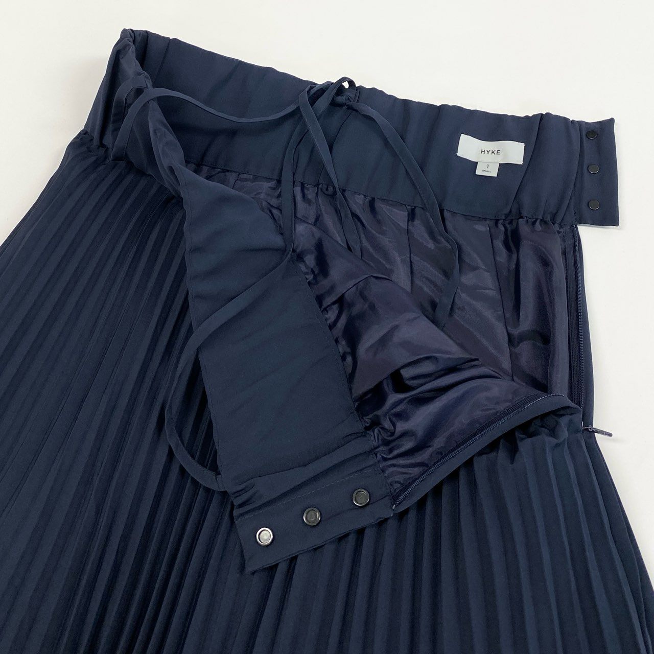 20j6 HYKE ハイク TAFFETA PLEATED MAXI DRESS プリーツ キャミワンピース ドレス 231-16171 045 1 ネイビー 日本製 レディースo07t