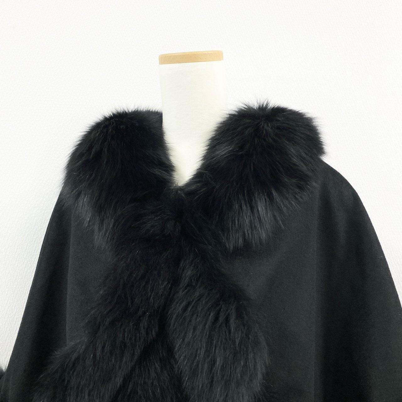 45a15 ブルーフォックス × カシミヤ100％ ポンチョ ケープ サイズM ブラック 本毛皮 Fox Fur Cashmere Capet18r