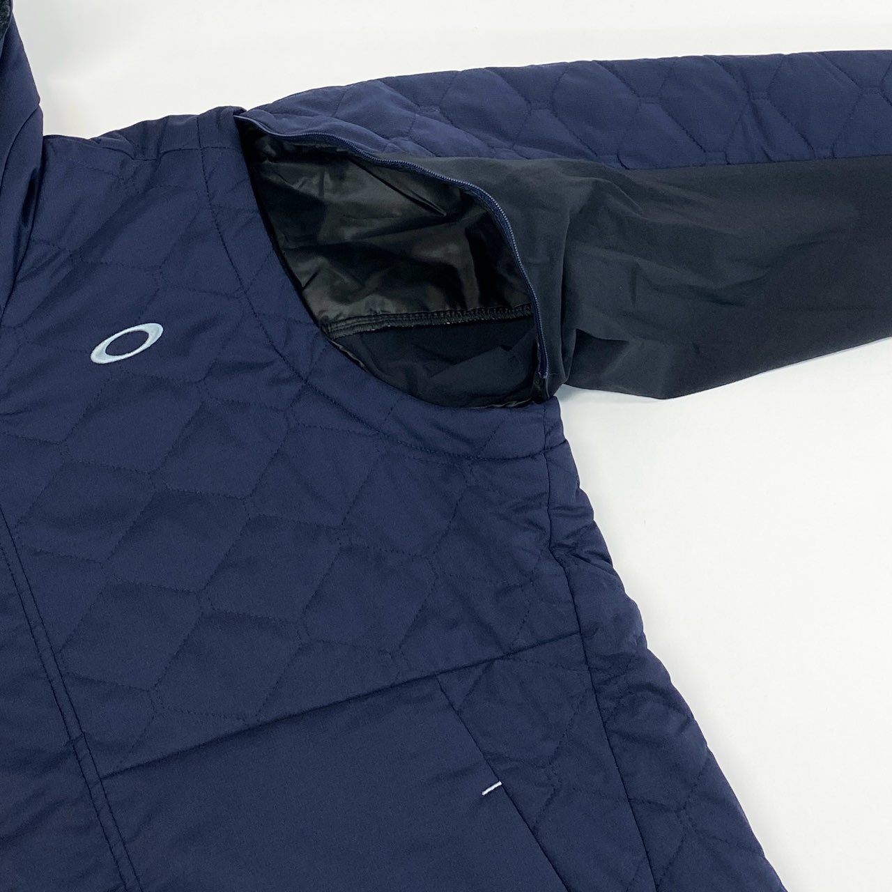 77i10-1《未使用品》タグ付 OAKLEY オークリー UNEVEN PUFF JACKET 3.0 中綿2wayジャケット ベスト ゴルフウェア アウター ロゴ刺繍 大きいサイズ FOA402870 2XL ネイビー メンズk02i