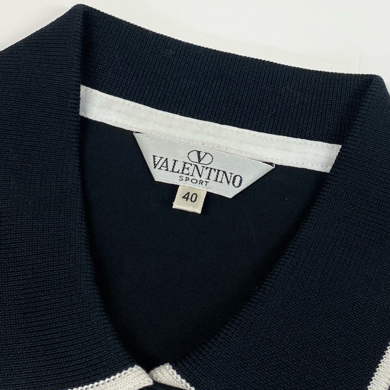 I b20《美品》 VALENTINO ヴァレンティノ スリーブロゴ 半袖ポロシャツ トップス 40 ブラック レディースu02t