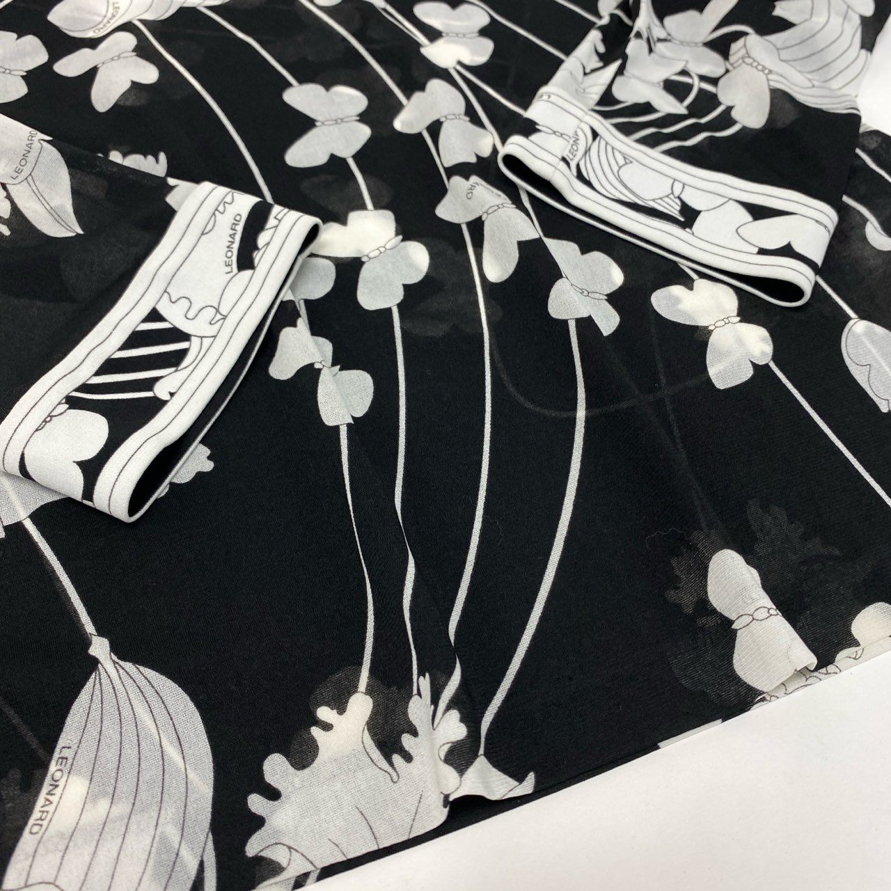 38k16【美品】LEONARD レオナール 長袖カットソー カンカン素材 クルーネック 蝶々 花柄 0199523 LLサイズ ブラック ホワイト レディースu02t