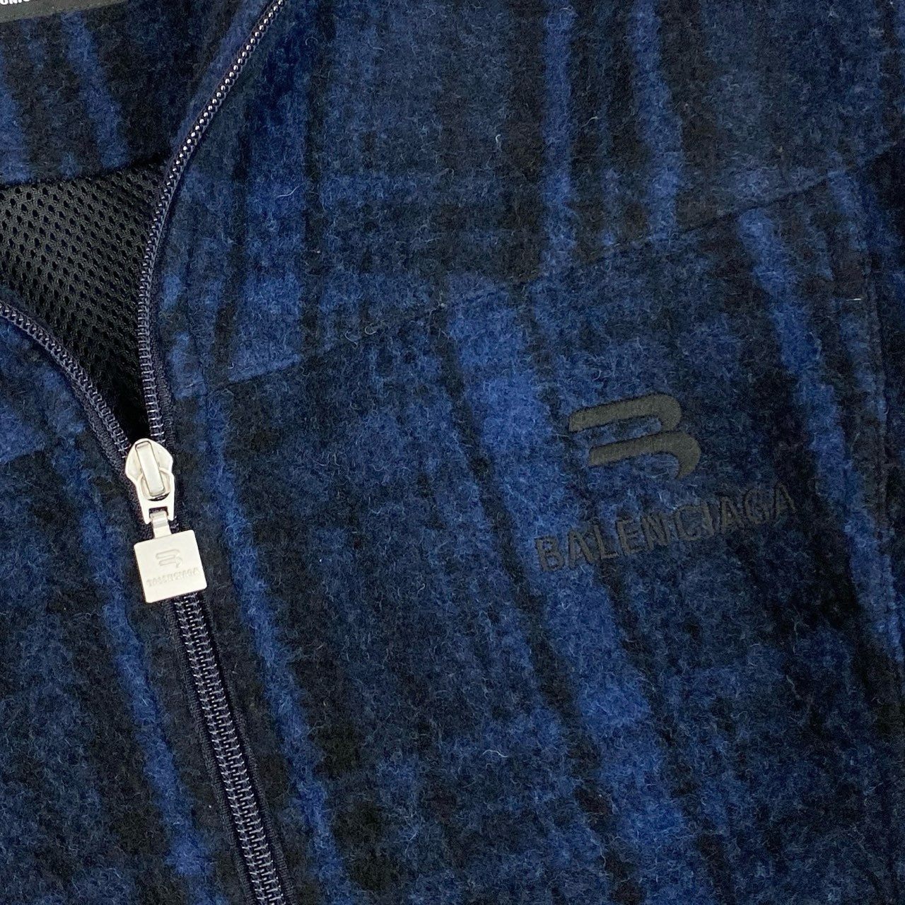 24i25 BALENCIAGA バレンシアガ フリースジャケット ブルゾン ロゴ刺繍 チェック 675648 サイズ44 ブルー ブラック メンズu02t