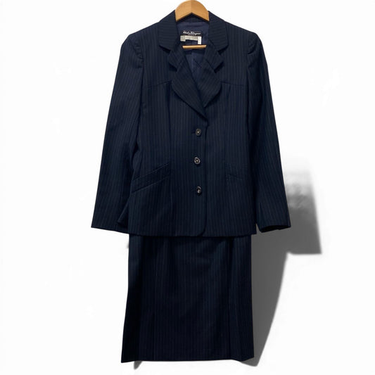 85b10 【美品】Salvatore Ferragamo サルヴァトーレフェラガモ スカートスーツセットアップ ジャケット スカート ストライプ 40サイズ ネイビー ウール100％ レディース 女性用u02t