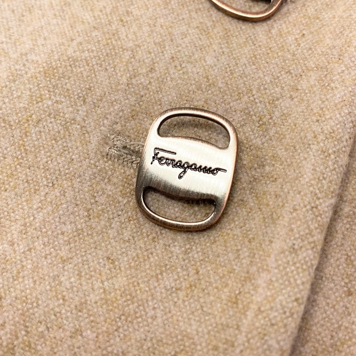 11e27 Salvatore Ferragamo サルヴァトーレフェラガモ セットアップ スカートスーツ フォーマルスーツ ヴァラボタン サイズ40 イタリア製 ピンクベージュ  レディース 女性服u02t