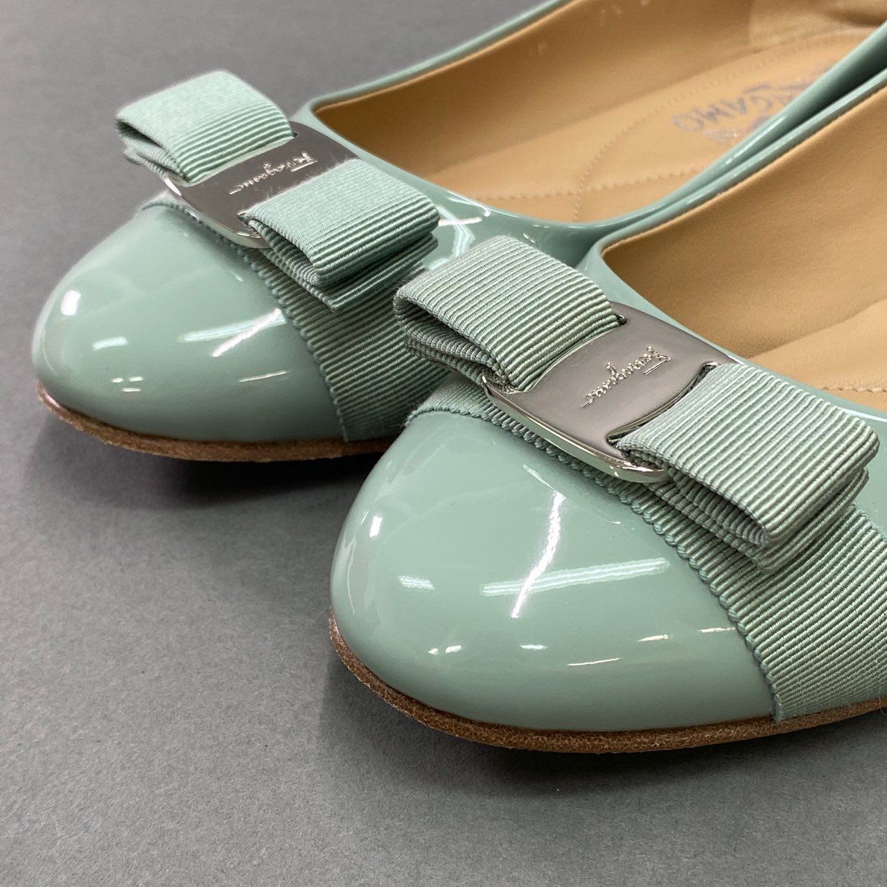 4a9 Salvatore Ferragamo サルヴァトーレ フェラガモ VARINA ヴァリナ エナメルフラットパンプス 7 1/2 Lucky Charme パテントレザー VARA ヴァラリボン シューズ