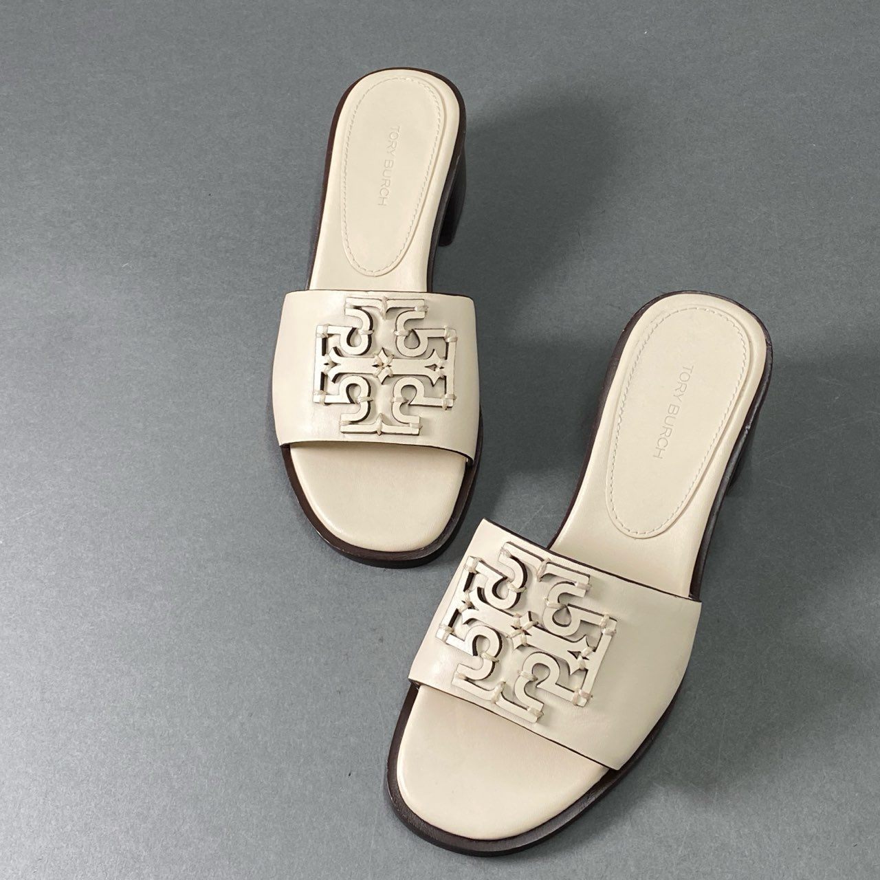 3e12 【極美品】 定価￥72,500 TORY BURCH トリーバーチ INES アイネス ヒールサンダル 5 1/2M ホワイト レザー シューズ T-LOGO SANDAL