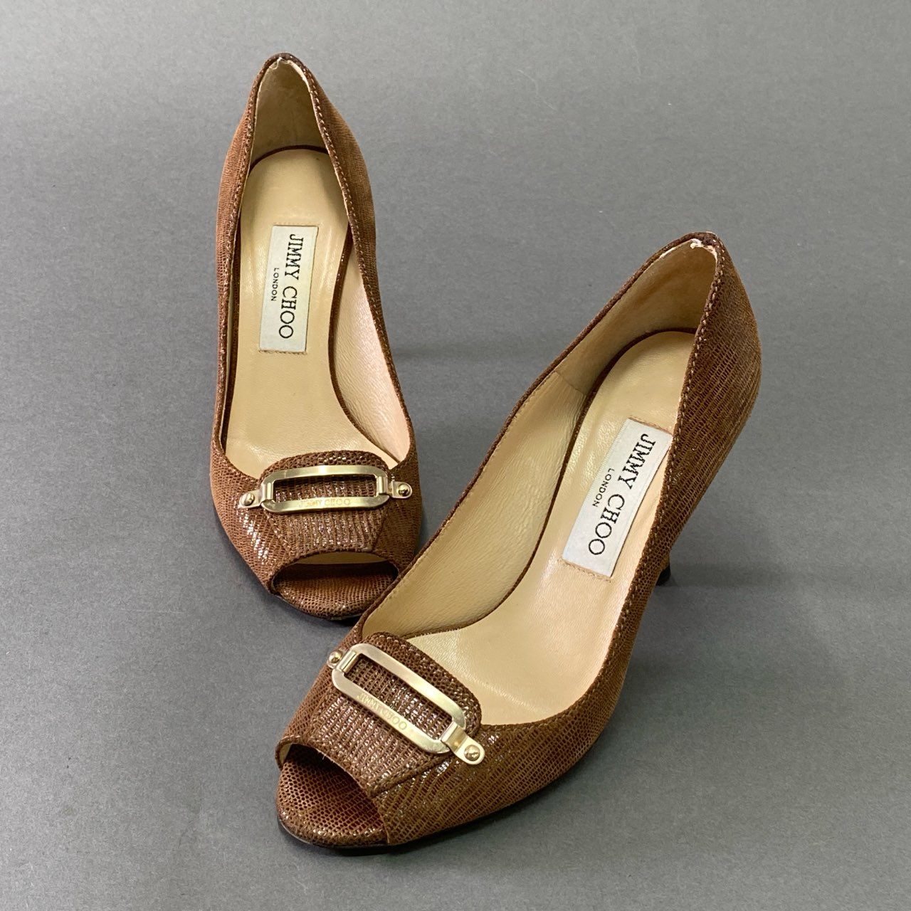 6j11 JIMMY CHOO ジミーチュウ メタルプレート レザーパンプス オープントゥ 35 1/2 ブラウン leather サンダル シューズ イタリア製