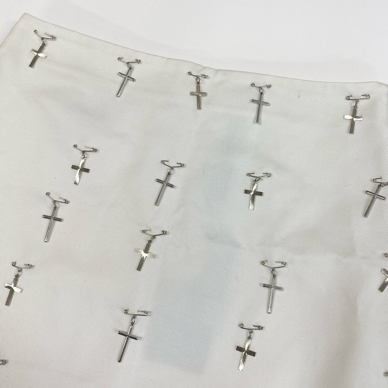 20a10 DOLCE&GABBANA D&G ドルチェアンドガッパーナ ミニスカート ホワイト クロスピン装飾 mini skirt with cross safety pin details レディースt18r