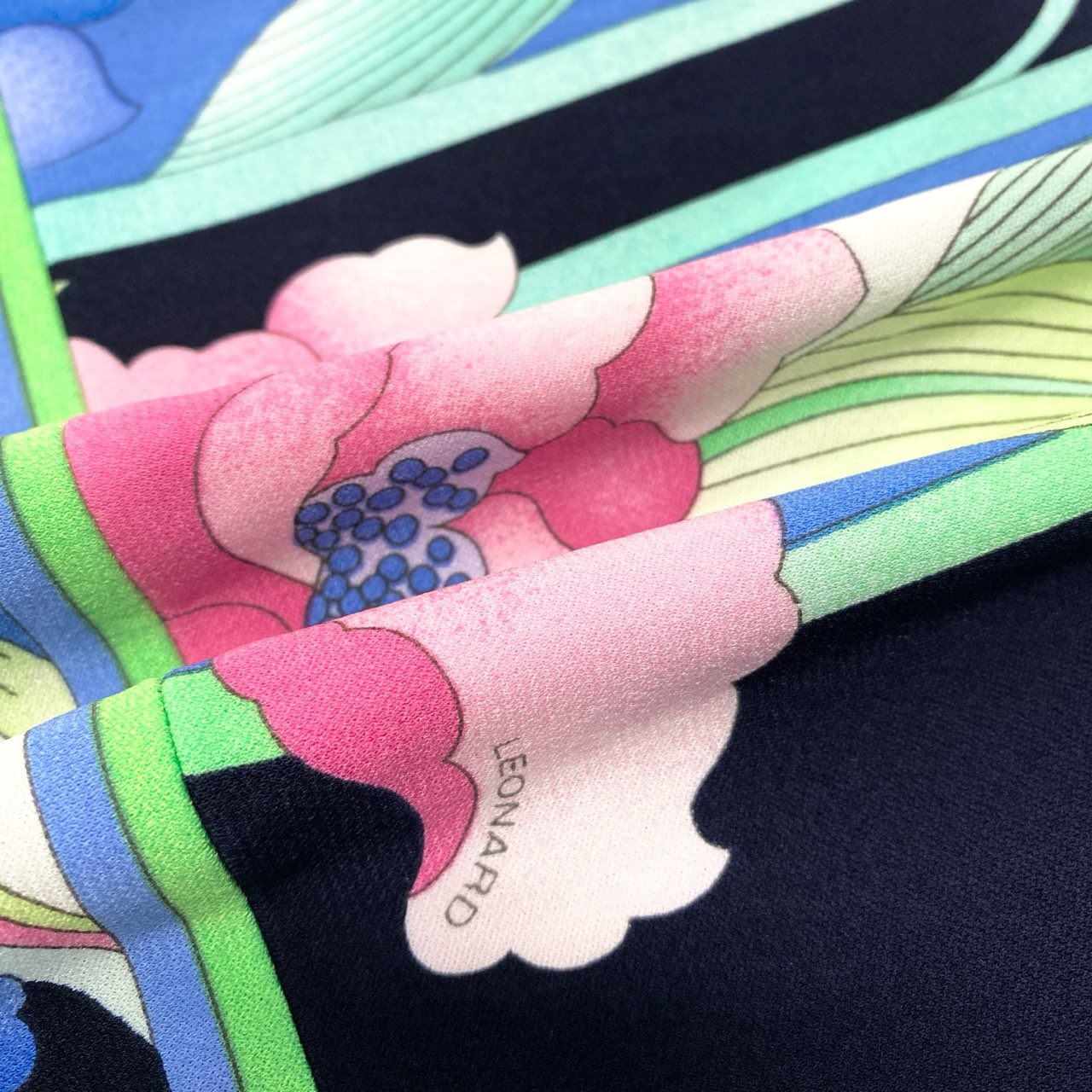 72a28 LEONARD レオナール 長袖カットソー チュニック カンカン素材 美しい花柄プリント 38サイズ マルチカラー レディース 女性用o07t