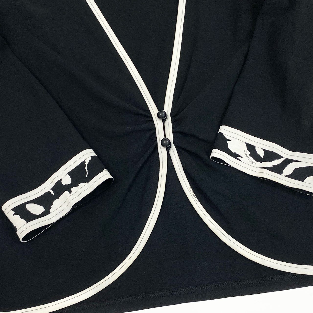 22a23 LEONARD レオナール 美しい花柄プリント 薄手カーディガン トップス モノトーン L ブラック コットン レディースu02t