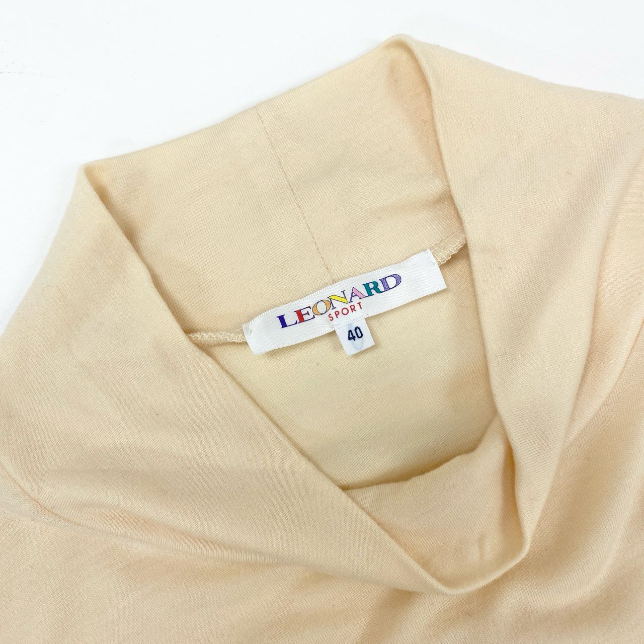 10i16 LEONARD レオナール ハイネックニット モックネック 長袖ニット 薄手 レディース 女性用 0568252 40 アイボリー ブラウンu02t