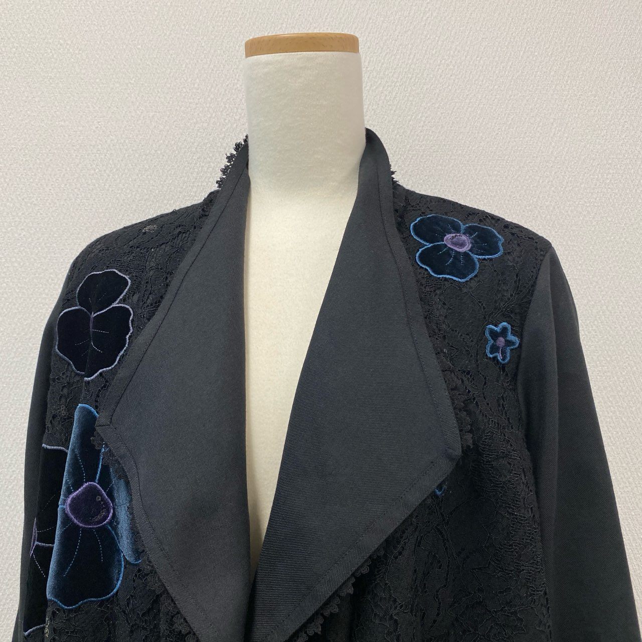 52k23 TOKUKO 1er VOL トクコプルミエヴォル レースジャケット フラワーモチーフ 花柄 アップリケ スパンコール装飾 レディース 女性用 9 ブラックu02t
