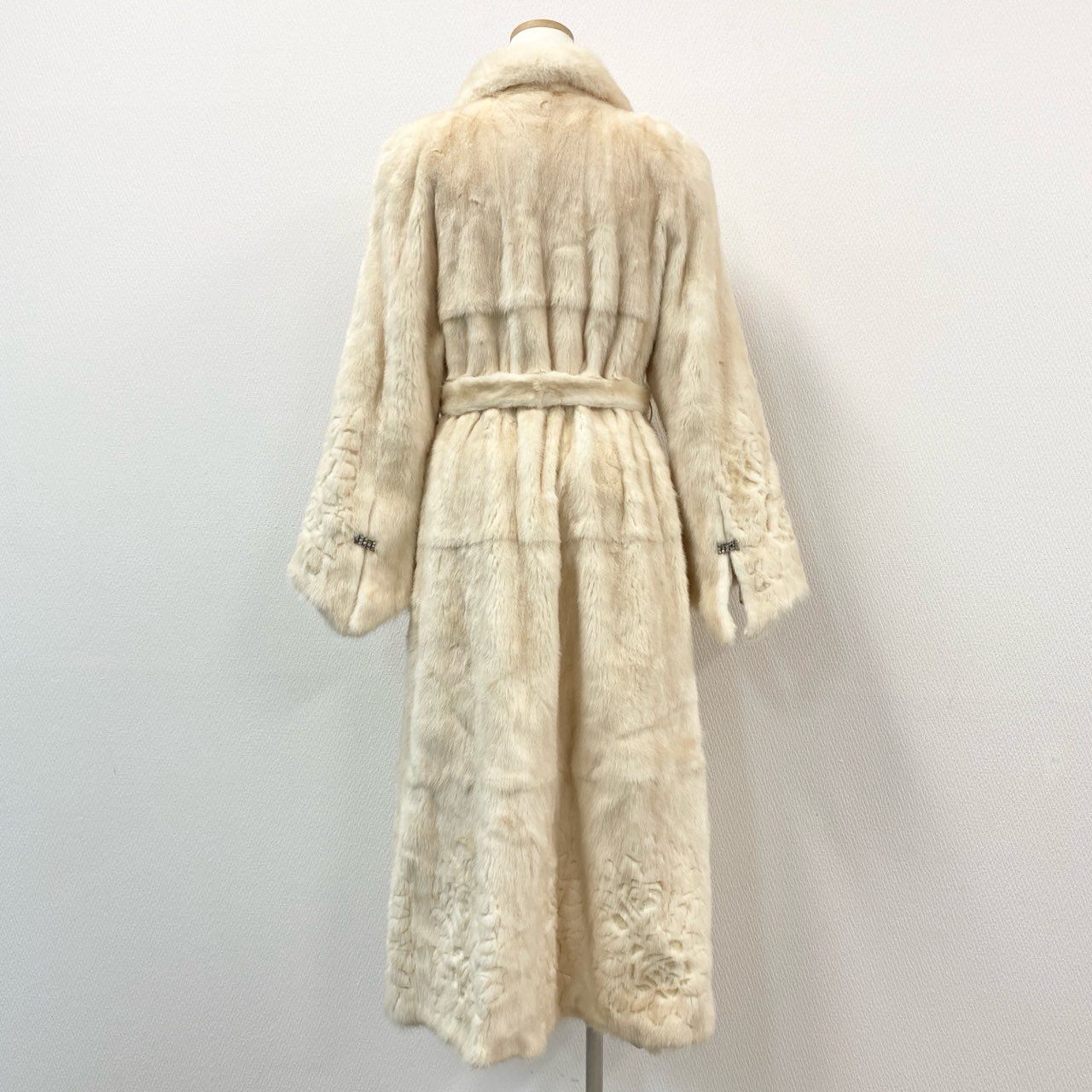 48k2《超希少》 Pellicce Moda ペリーチェモーダ パールミンク フラワーカービングデザイン 超ロングコート 120cm ホワイト 最高級本毛皮 MINK FURt18r