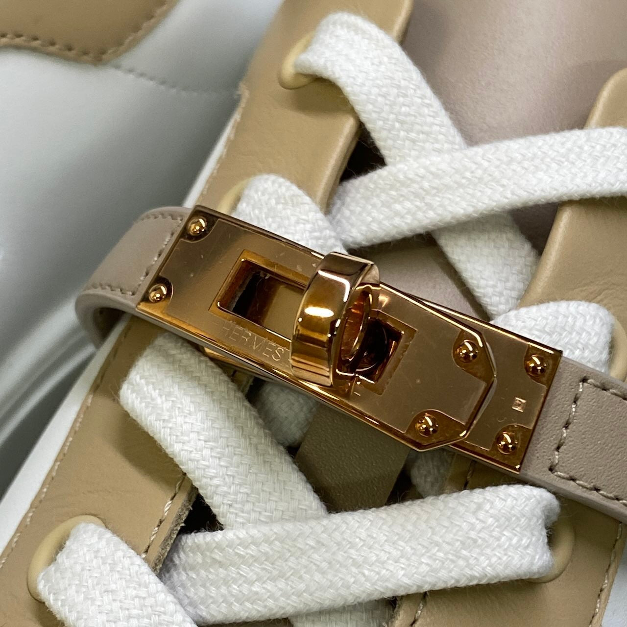 i1 Hermès エルメス 2023年 ケリー金具 デイ スニーカー サイズ37.5 ホワイト × ベージュ レディースk02i