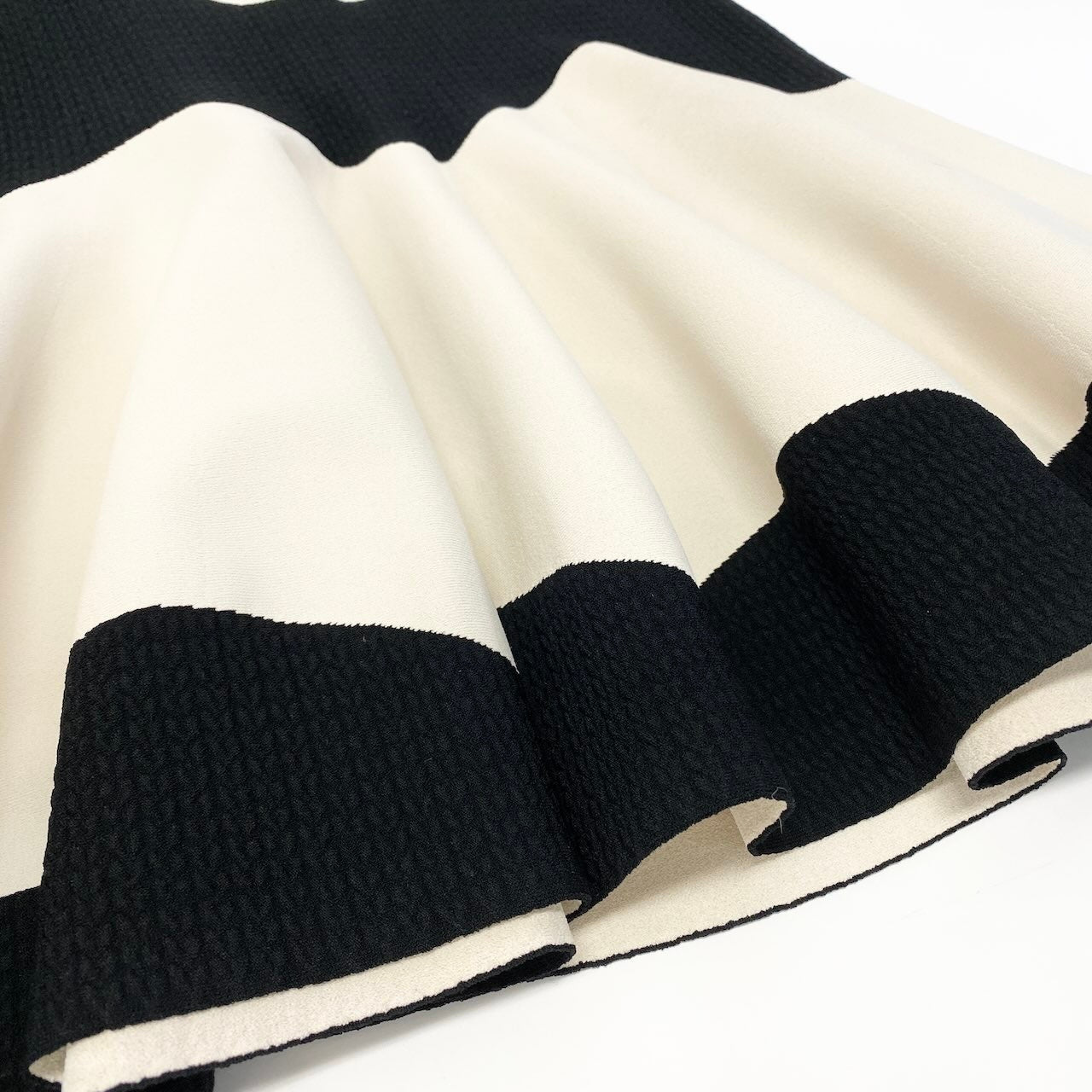 84c19 ALEXANDER MQUEENN アレキサンダーマックイーン 半袖ニットワンピース フレアワンピース バイカラー レディース 女性服 イタリア製 サイズS ブラック オフホワイトu02t