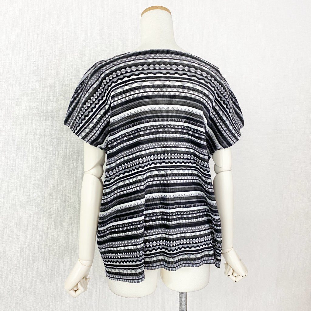 9d7 《美品》 PLEATS PLEASE ISSEY MIYAKE プリーツプリーズ イッセイミヤケ 日本製 PP31FK292 総柄 プリースカットソー フレンチスリーブスリーブ トップス 03 ブラック グレー ホワイト MADE IN JAPAN