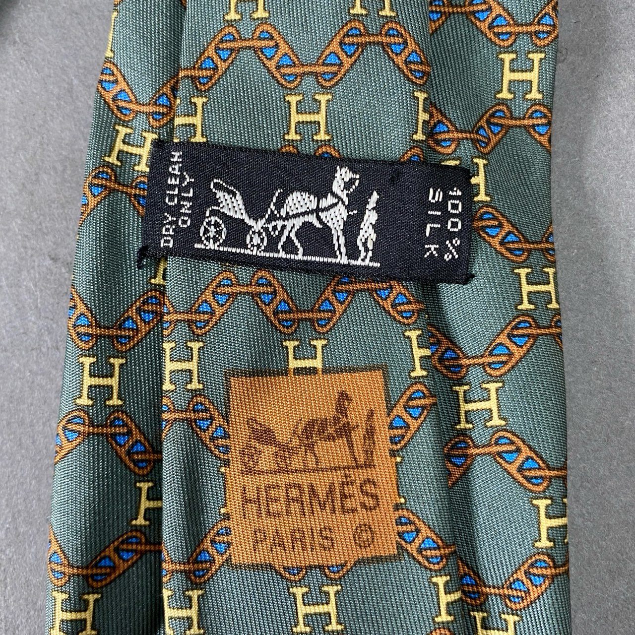 3f12 【美品】 HERMES エルメス カーキ シルク100％ Hロゴ × シェーヌダンクル ネクタイ メンズ 紳士