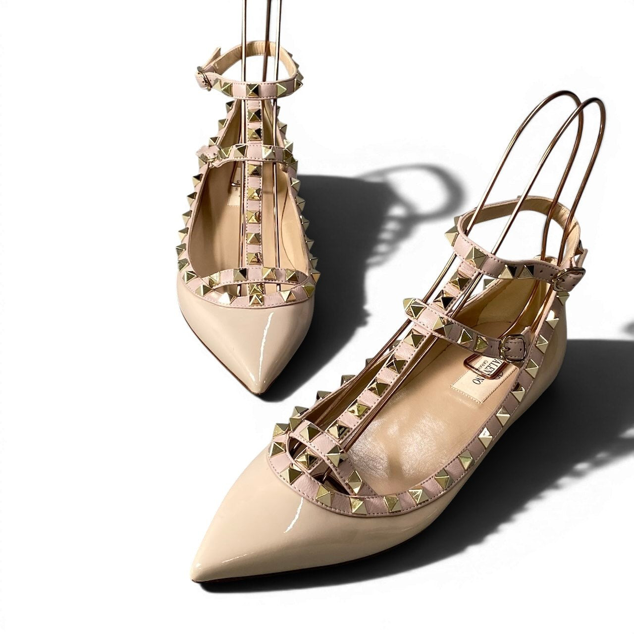 f11 【極美品】VALENTINO ヴァレンティノ ロックスタッズ フラットシューズ エナメル パンプス イタリア製 37サイズ ベージュ レザー レディース 女性用k02i