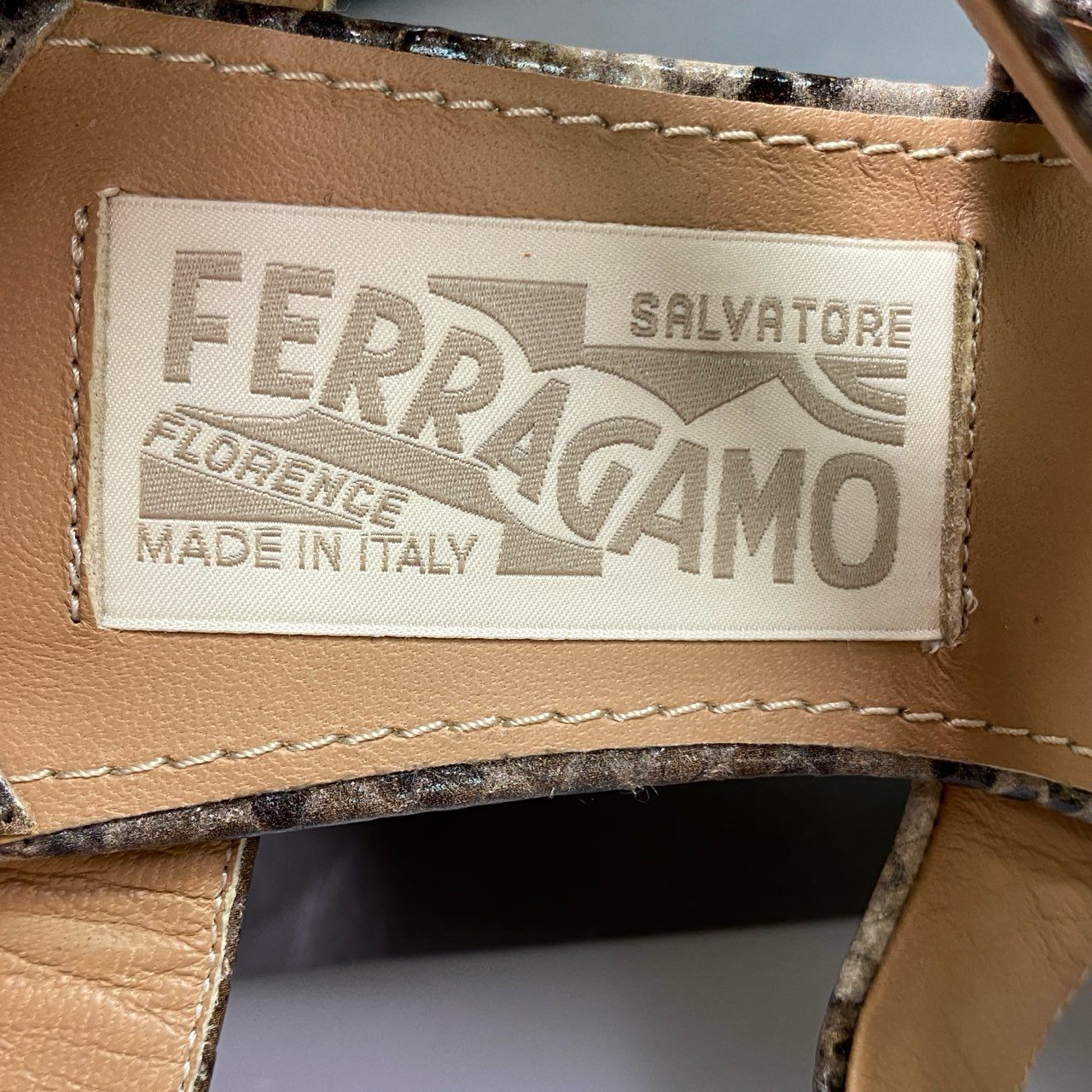 3k29 《美品》　 Salvatore Ferragamo サルヴァトーレフェラガモ イタリア製 ウェッジソールサンダル パイソンサンダル 厚底  10527 255 8 1/2 ベージュ系