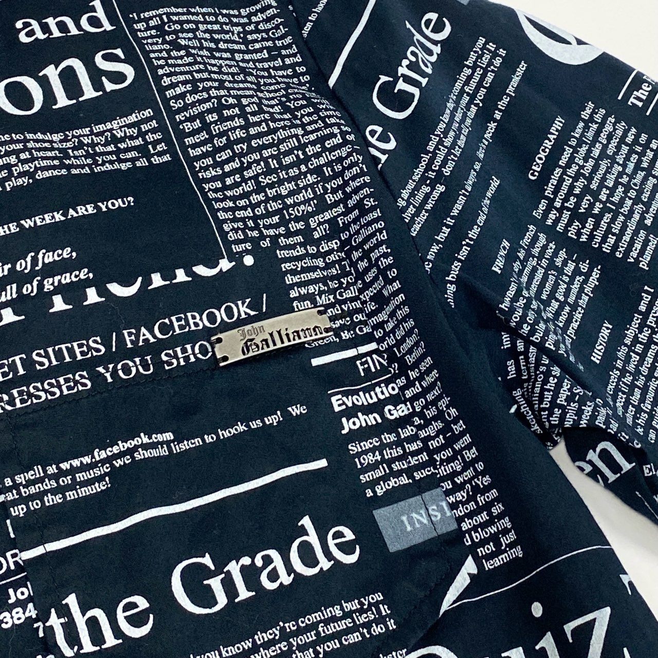 65b10【美品】John Galliano ジョンガリアーノ ヴィンテージ ロングスリーブボタンダウンシャツ  ニュースペーパー柄 12サイズ ブラック ホワイト メンズ 男性用k02i