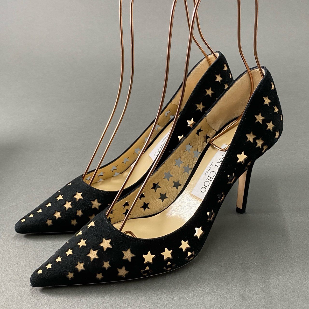 3d16 《極美品》 JIMMY CHOO ジミーチュウ スターパンチング パンプス 37 1/2 ブラック スエードレザー シューズ イタリア製 箱有