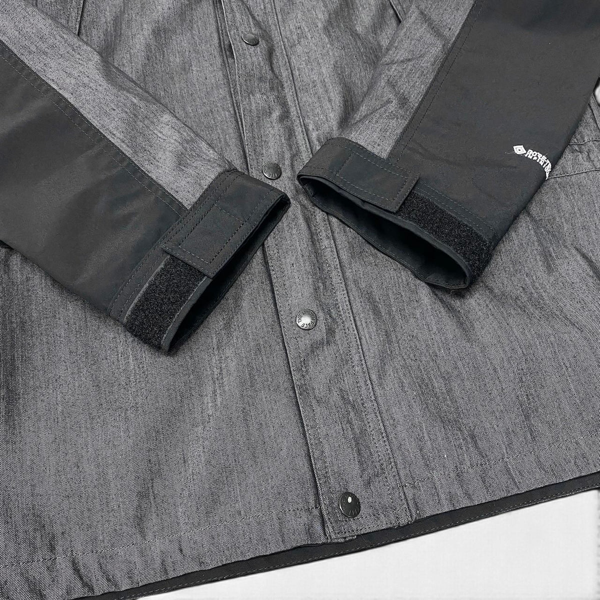 12i25 THE NORTH FACE ザノースフェイス マウンテンライトデニムジャケット ゴアテックス ロゴ刺繍 XLサイズ グレー ブラック ナイロン100％ メンズ 男性用u02t