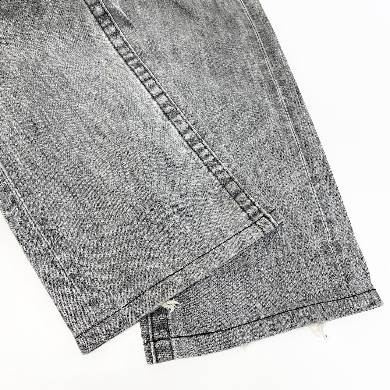 69d30 米国製 TRUE RELIGION トゥルーレリジョン RICKY ストレートフィットデニム デニムパンツ ひ型マーク 馬蹄  ROW30/SEAT33 グレー系 コットン100％ メンズ 紳士服u02t