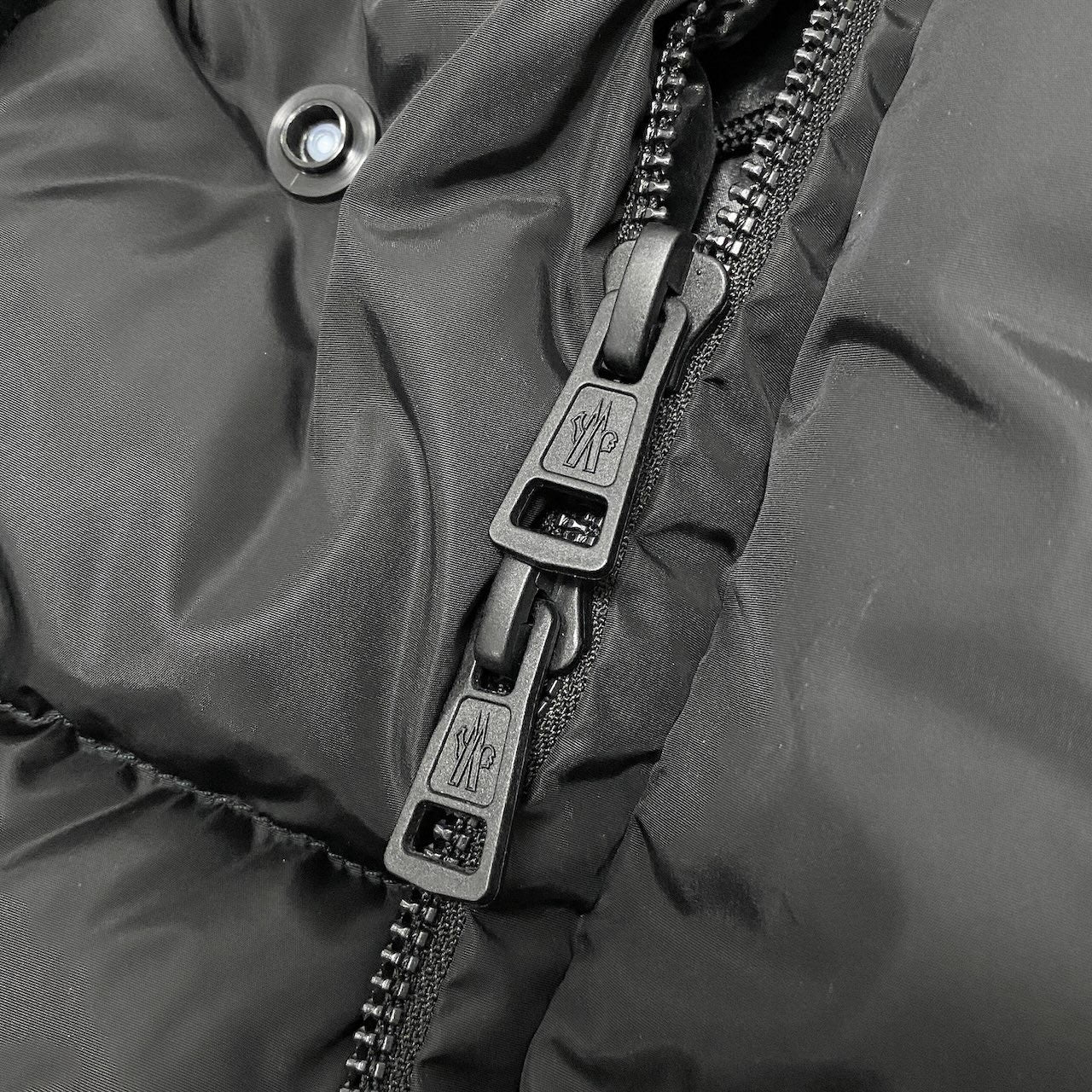 62d5 《美品》 MONCLER モンクレール ERQUY エルキュイ ダウンコート H10931A00100 サイズ2 ブラック メンズ着用可 Down Coatt18r