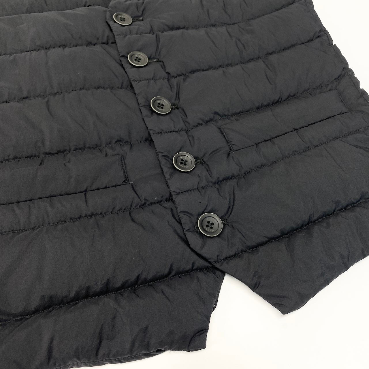 54c19 HERNO ヘルノ ナイロンシングルダウンジレ 軽量ダウン インナージレ グースダウン メンズ 男性用 57282-52574-2 42 ブラックo07t