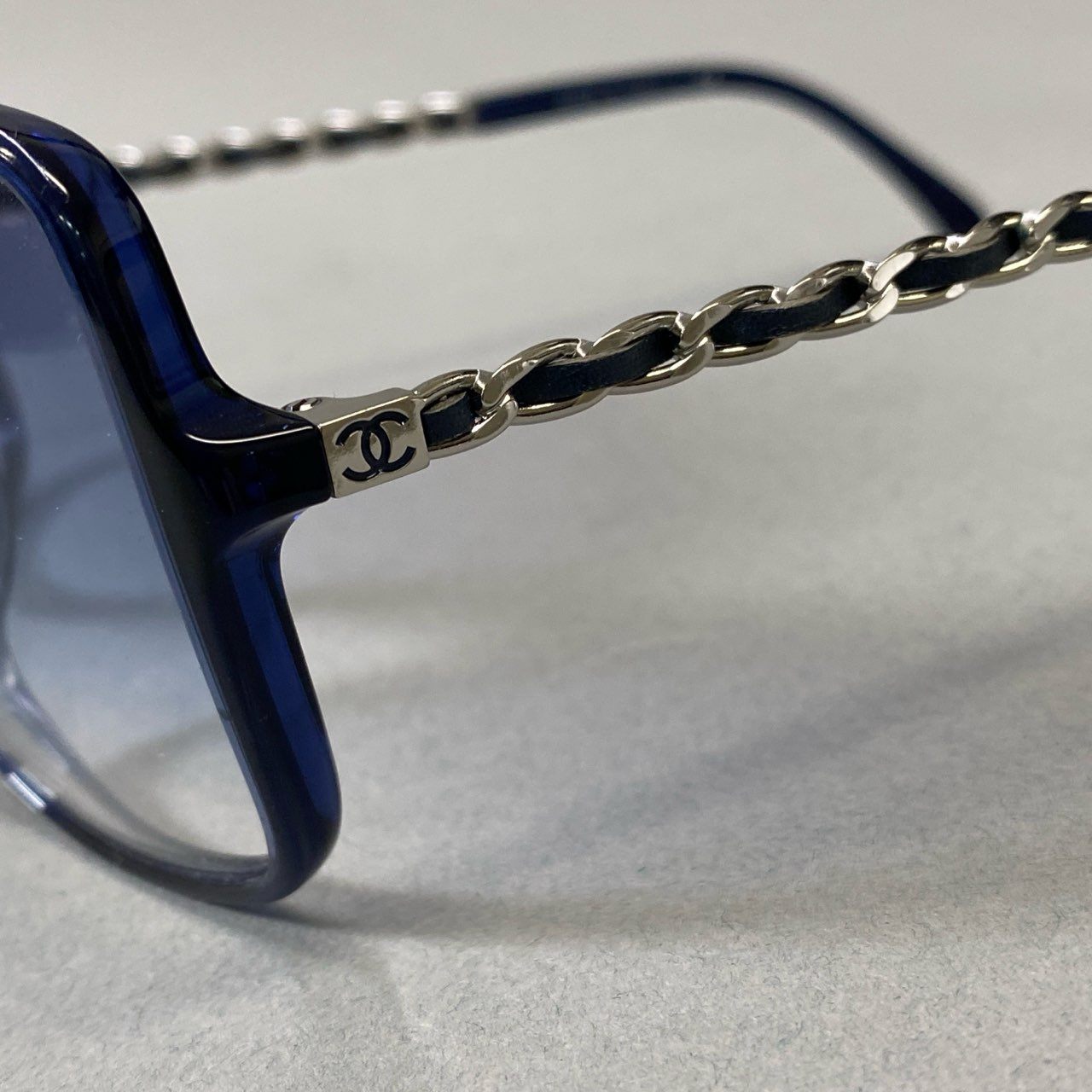 j3 《美品》 CHANEL シャネル チェーンテンプル グラデーションサングラス 5210-Q-A 57□17 ダークネイビー ココマーク 眼鏡 メガネ アイウェア ケース付きt18r