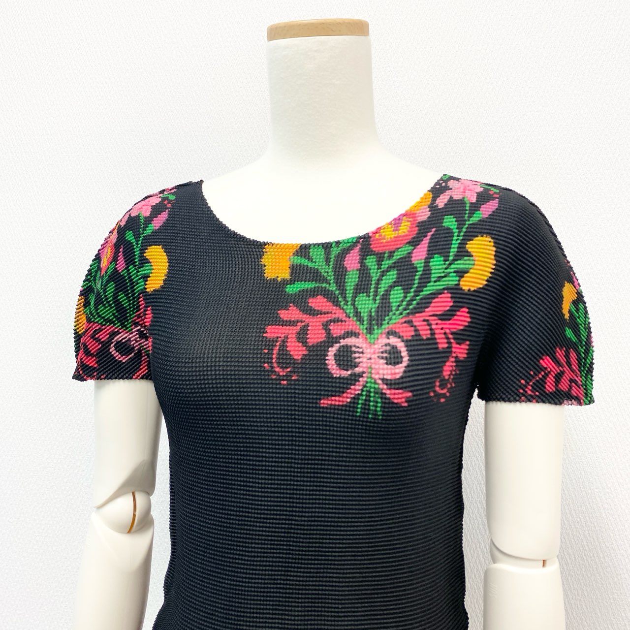 18j17《美品》ISSEY MIYAKE me イッセイミヤケ ミー ワッフルプリーツカットソー 半袖カットソー 花柄 MI03FK276 F ブラック マルチカラー レディースu02t