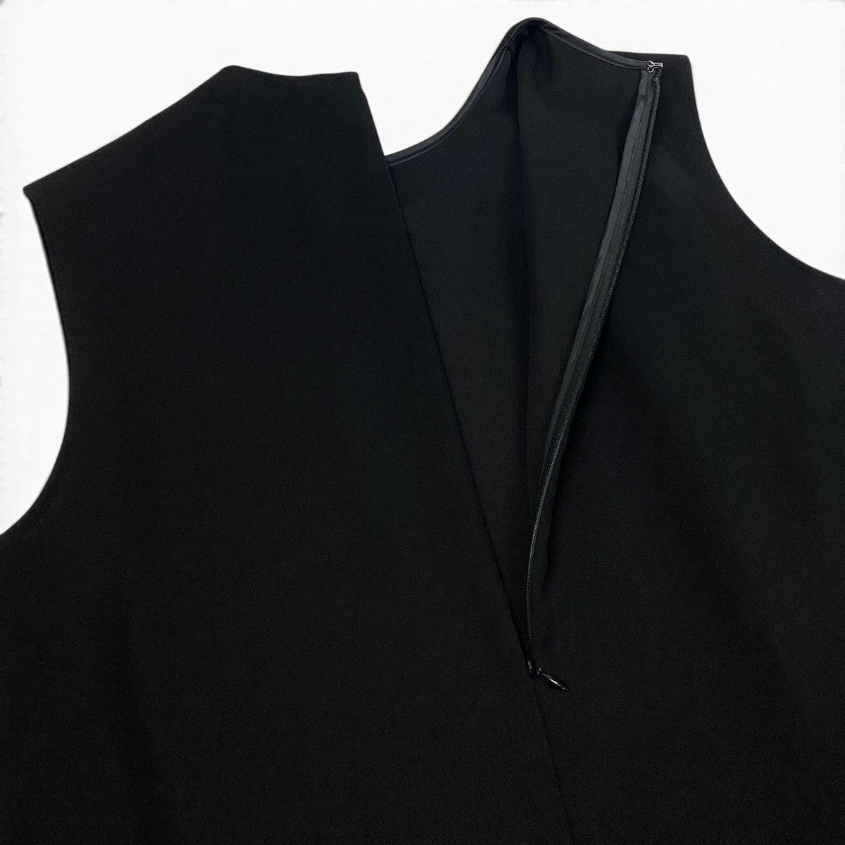 70g1 《極美品》 YOKO CHAN ヨーコチャン 2025年モデル ノースリーブ ラップフリルブラウス YCB-225-467 サイズF ブラックt18r