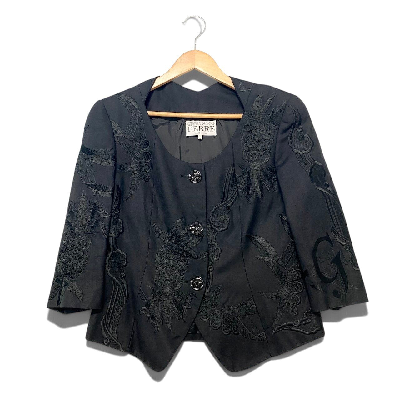 62i1 GIANFRANCO FERRE ジャンフランコフェレ ヴィンテージ ノーカラージャケット 刺繡デザイン サイズ42 ブラック レディースu02t