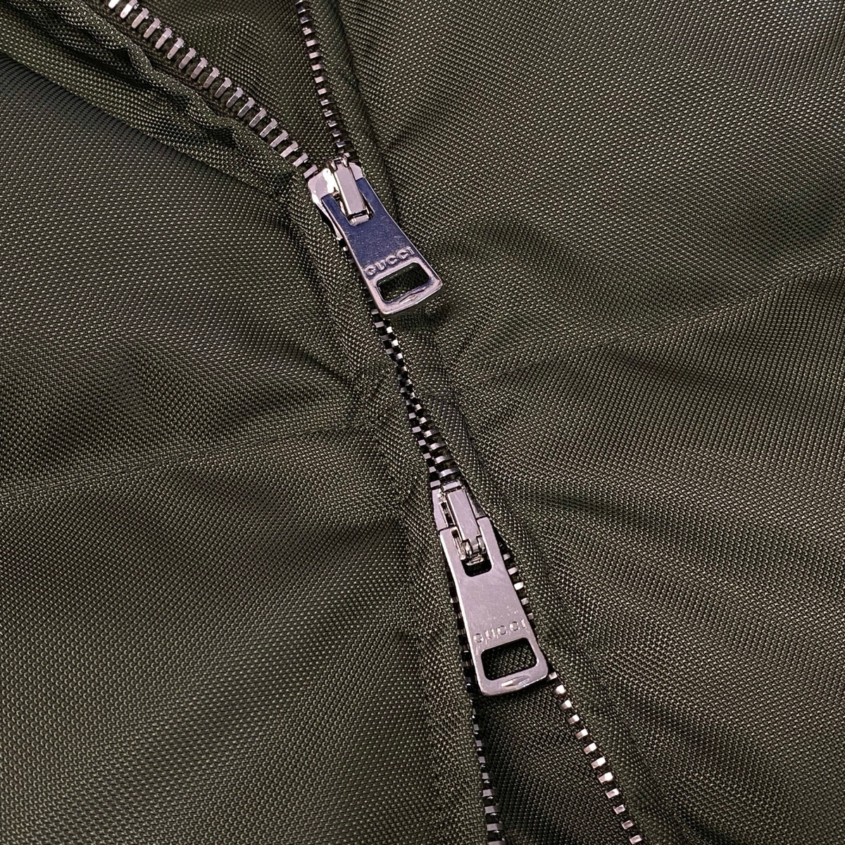j26 【極美品】GUCCI ダウンジャケット GGジャガード アウター イタリア製 46サイズ カーキ ポリエステル100％ レディース 女性用k02i