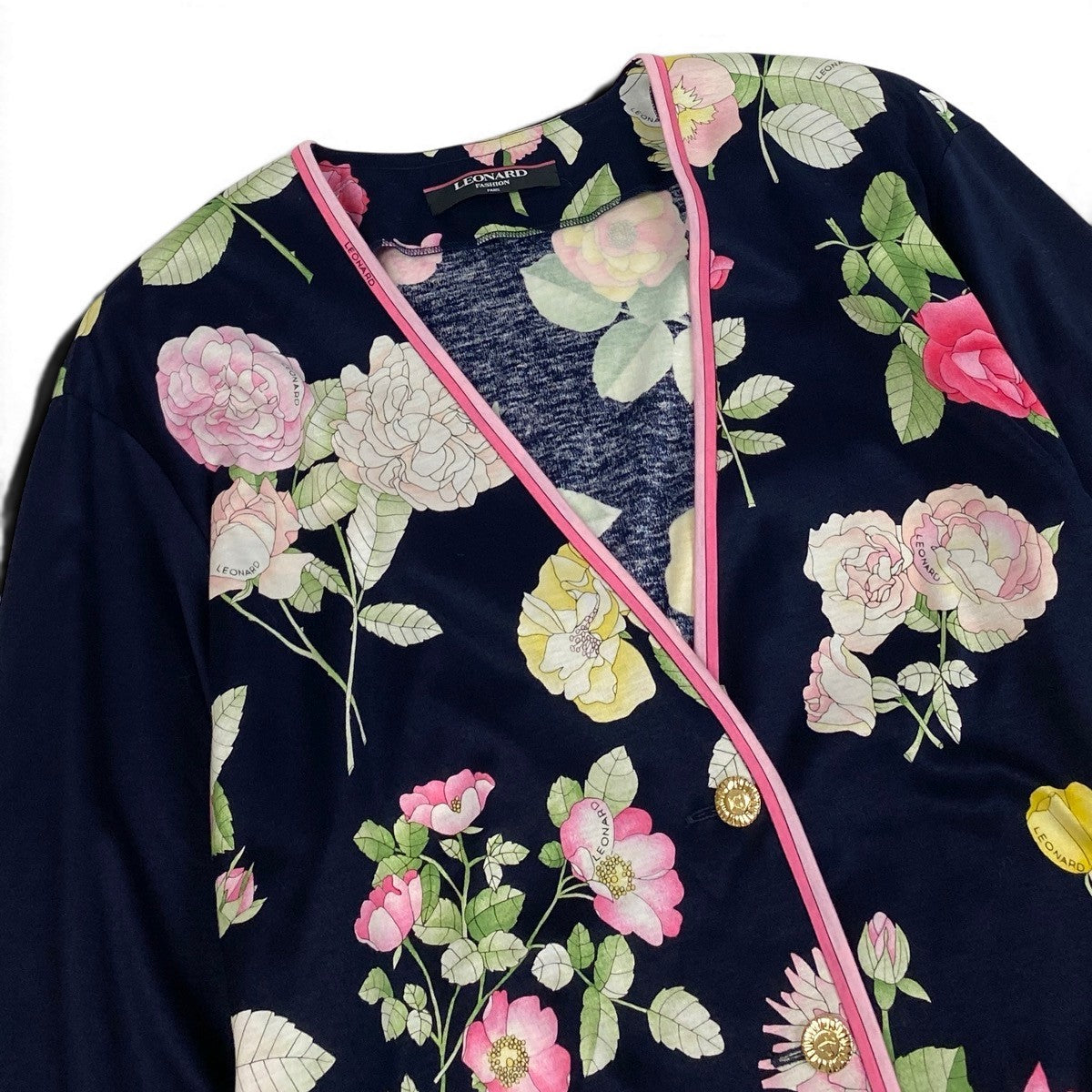 73f9 【美品】 LEONARD FASHION レオナール ノーカラー ロングジャケット カーディガン  美しい花柄プリント 金ボタン サイズM ネイビー コットン100％ レディース 女性服u02t