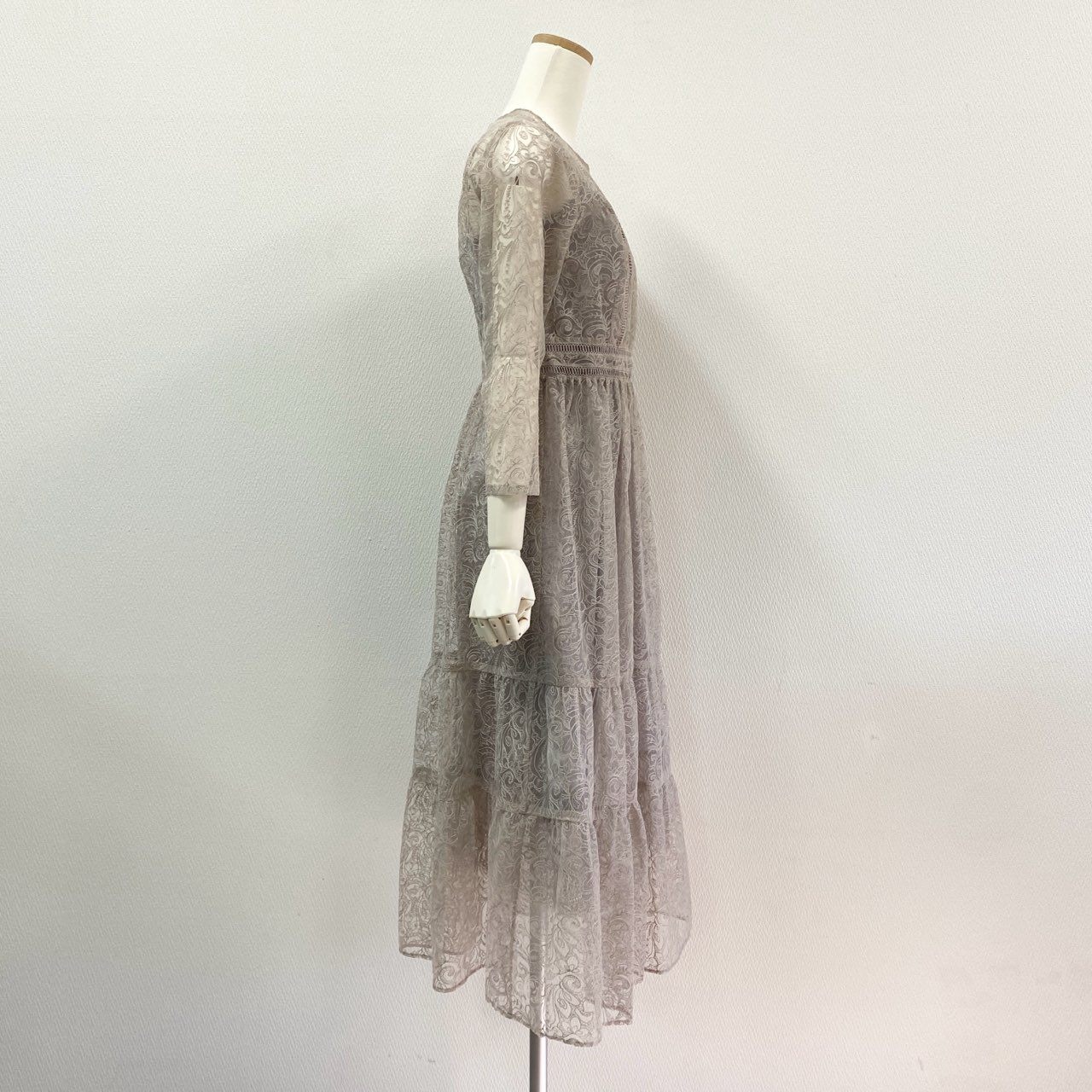 60j27 《美品》Lily Brown リリーブラウン オケージョンワンピース 長袖ワンピース 総レース ベルベット フレア LWFO194001 1サイズ ピンクベージュ レディースu02t