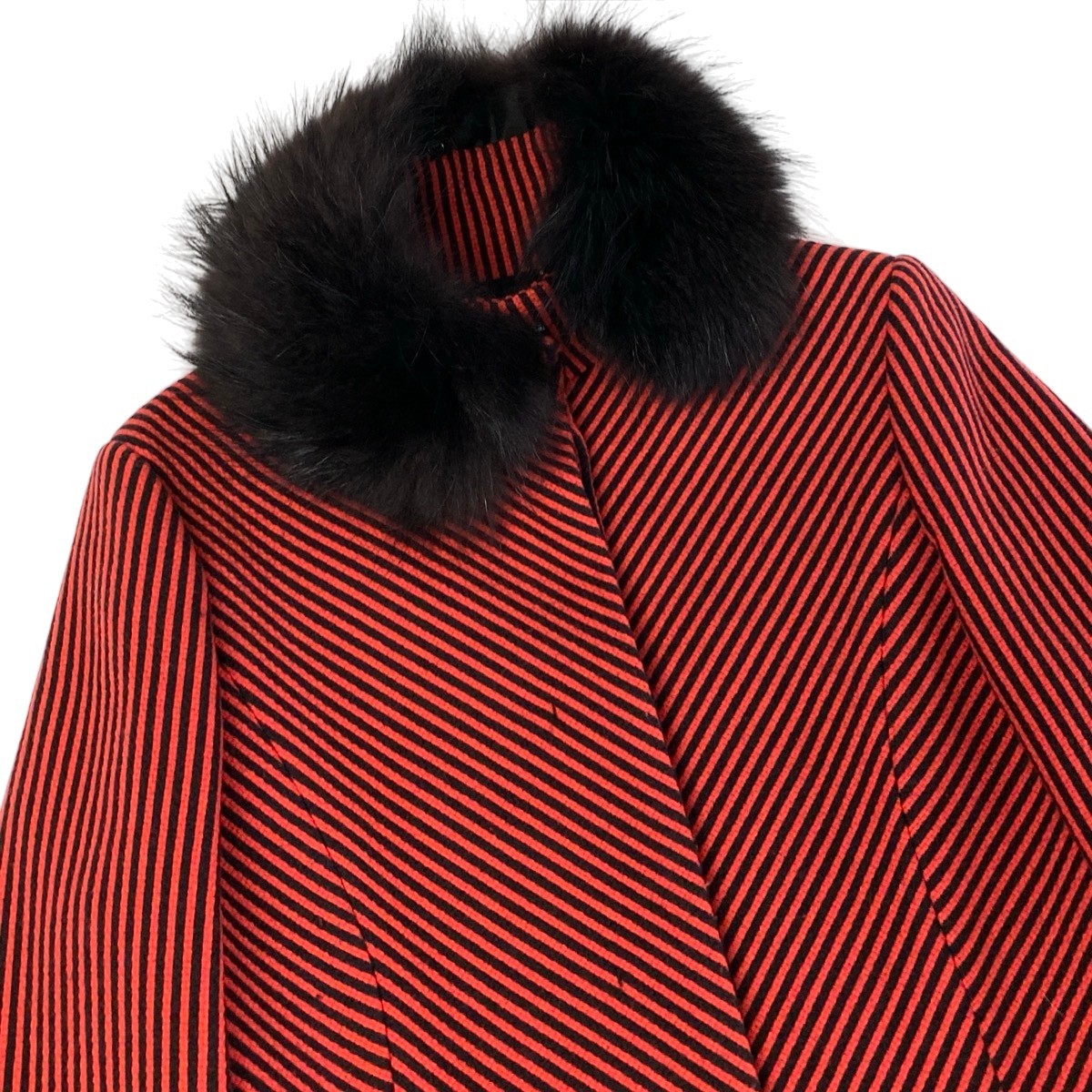 Ej23 【美品】 VERSUS VERSACE ヴェルサス ヴェルサーチ ファー付 スタンドカラーコート ストライプ柄 サイズ26/40 レッド ブラック レディースo07t