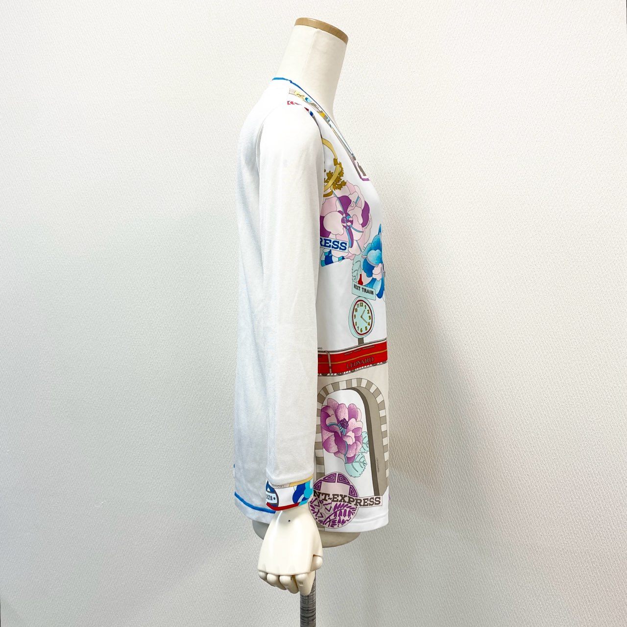 67g21-7 《極美品》 LEONARD レオナール カンカン素材 薄手カーディガン ニットカーディガン 美しい花柄プリント サイズ40 ホワイト マルチカラー レディース 日本製