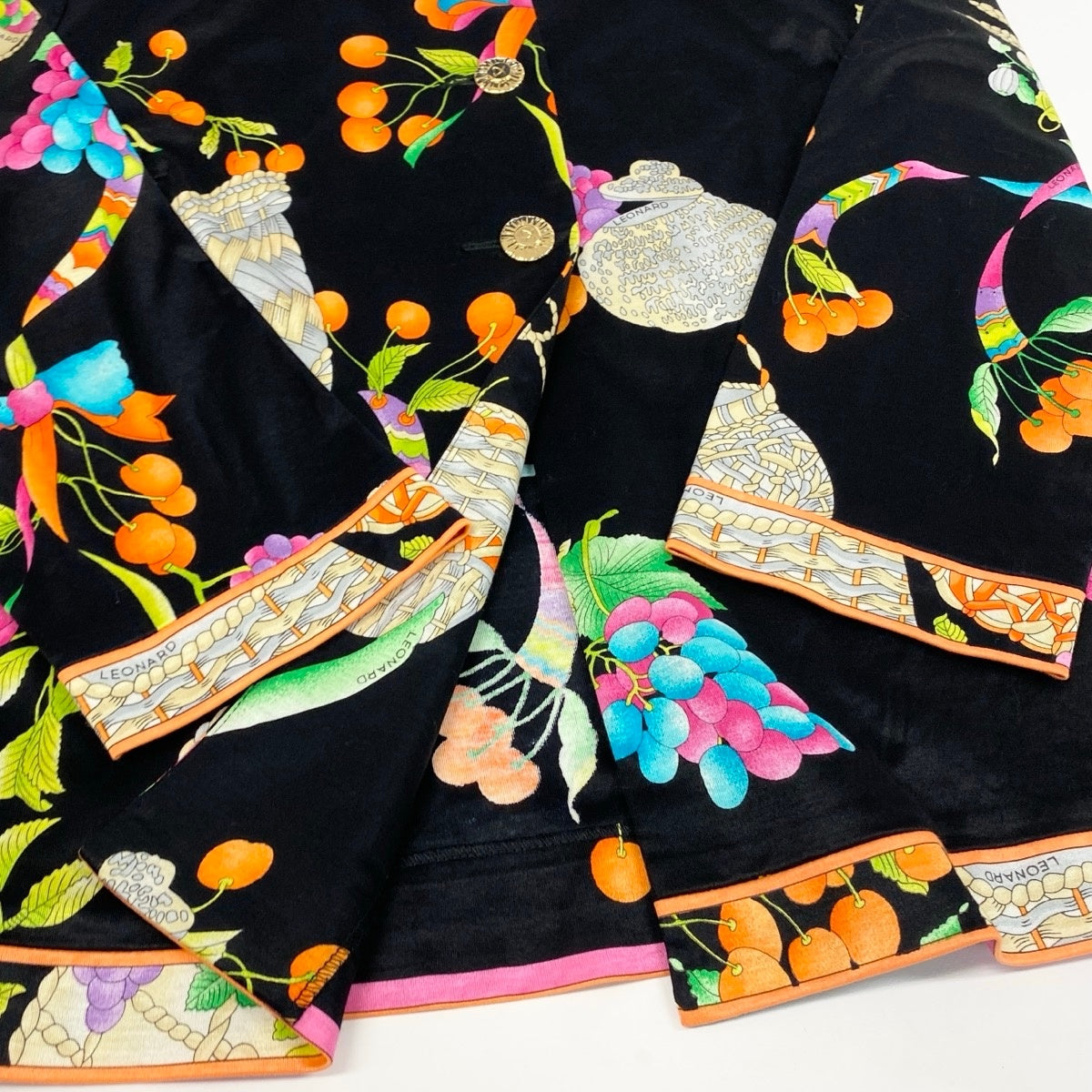 73f9【美品】 LEONARD FASHION レオナール ノーカラージャケット 七分袖カーディガン 金ボタン 美しい花柄プリント サイズL ブラック コットン100％ レディース 女性服u02t